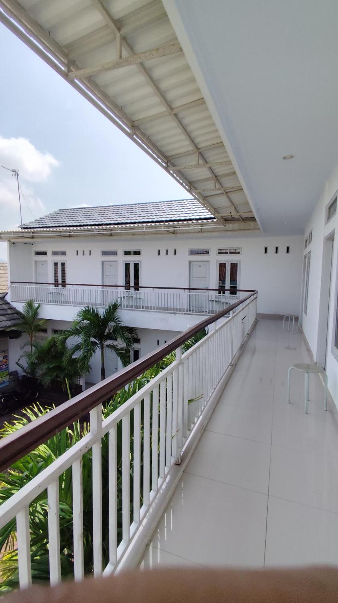 Backyard Guest House Banjar  エクステリア 写真